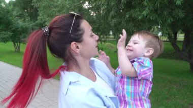 Oğlan ve anne dalga geçiyor.