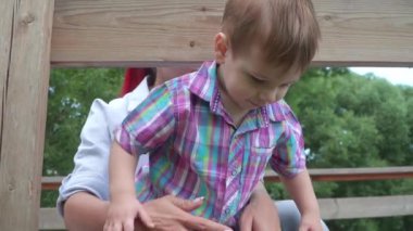 Tahta köprüdeki çocuk