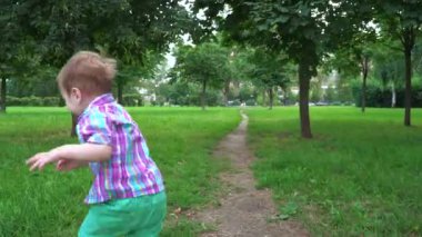 Çimlerde koşan bir çocuk