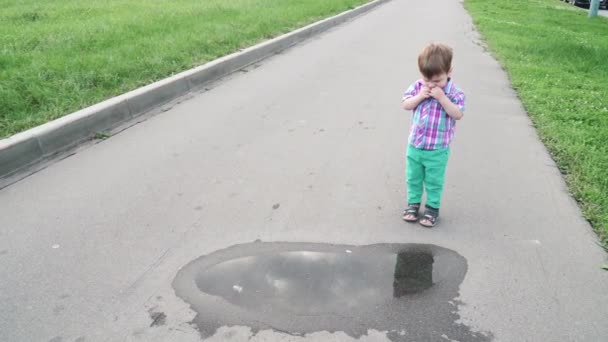Ένα αγόρι να κλαίει στο πάρκο — Αρχείο Βίντεο