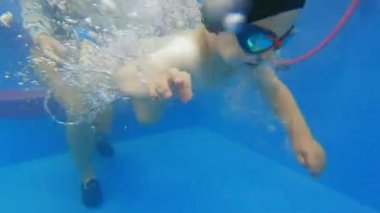 Bebek havuzundaki çocuk