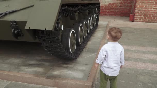 Un garçon joue militaire — Video