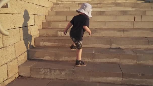 Chlapec v Panamě leze — Stock video