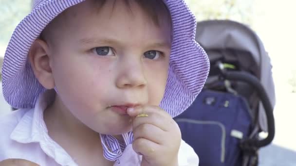 Chłopiec zjada chiński makaron — Wideo stockowe