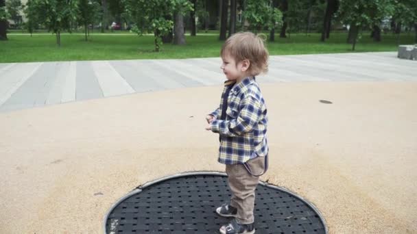 Chłopiec skaczący na trampolinie — Wideo stockowe