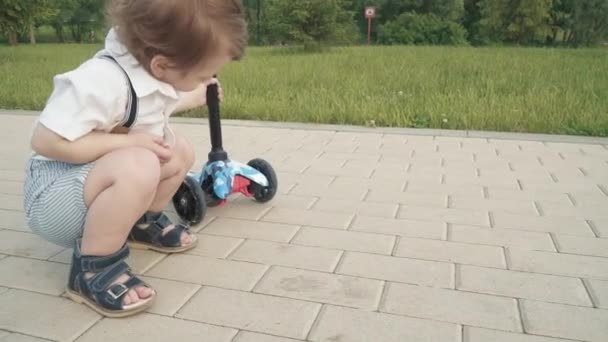 Chico aprende a montar un scooter — Vídeos de Stock