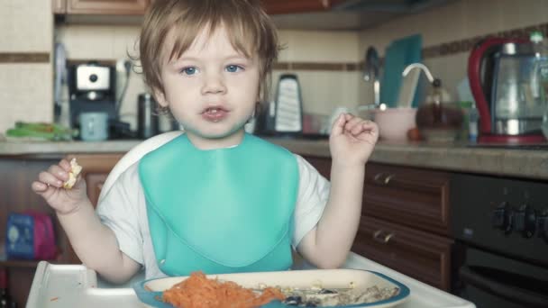 A fiú csirkét és tojást eszik. — Stock videók