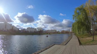 Göletin kıyısındaki tahta yol.