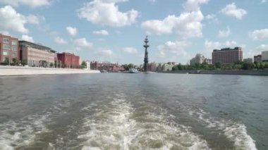 Krimsky Köprüsü 'nün oradaki bir teknenin arkasında köpük izi var.