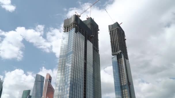 Grattacieli in costruzione Capital Towers sull'argine del fiume Moskva — Video Stock