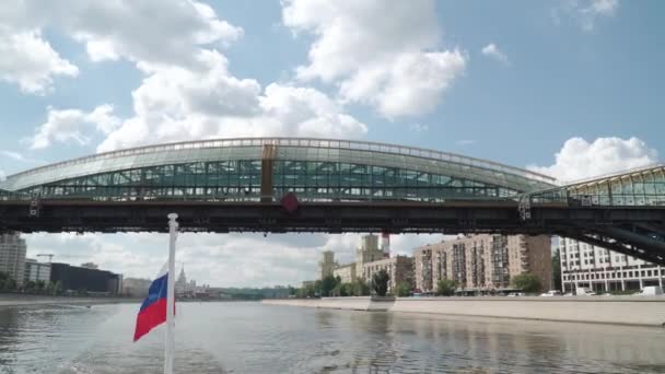 Vista del puente Bohdan Khmelnitsky y la estación de tren de Kievsky desde el barco de recreo — Vídeos de Stock