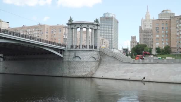 Вигляд на міст Бородінського з човна задоволень. — стокове відео