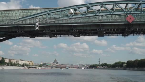 Uitzicht op de Andreevsky Bridge vanaf de plezierboot — Stockvideo