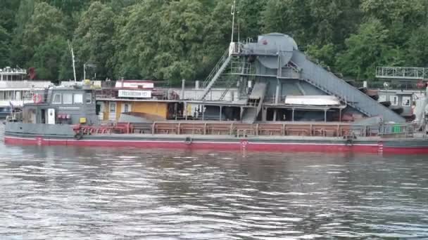 从游艇上看到俄罗斯的浮式挖泥船 — 图库视频影像