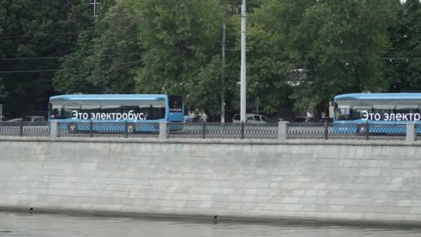 Widok na parking autobusów elektrycznych z łodzi rekreacyjnej — Wideo stockowe