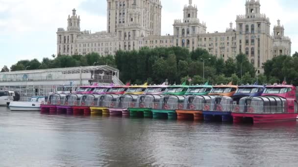 Vergnügungsboot auf dem Fluss Moskau — Stockvideo