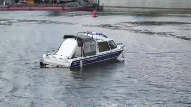 Näkymä huviveneestä poliisiveneeseen — kuvapankkivideo