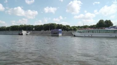 Radisson 'un Gorky Park yakınlarındaki rıhtımda bir eğlence gemisi.