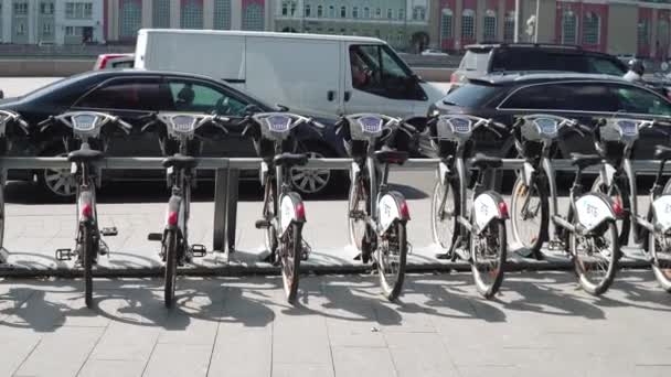 Wypożyczalnia rowerów na parkingu przy nasypie rzeki Moskwy — Wideo stockowe