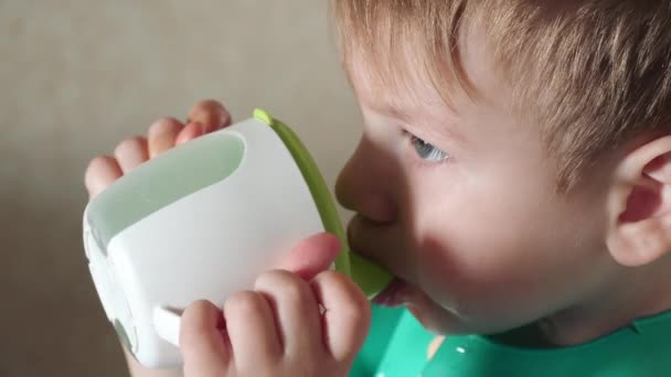 Мальчик пьет воду — стоковое видео