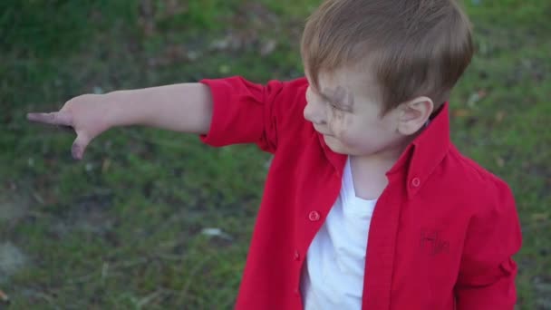 Malý chlapec s rozmazanou tváří — Stock video