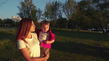 Anne kucağında bir bebekle