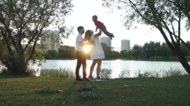 Batan güneşin çocuğu olan evli bir çift.