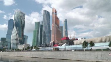 Moskova şehrinin gökdelenlerini bir eğlence teknesinden görmek