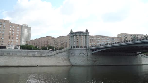 Vista del Puente Borodinsky desde el barco de recreo — Vídeos de Stock