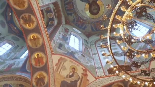 En ortodox kyrkas ljuskrona — Stockvideo