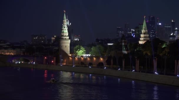 Bateau de police dans la rivière Moscou — Video