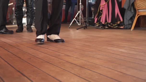 Tap dancer feet at a banquet — Stock Video