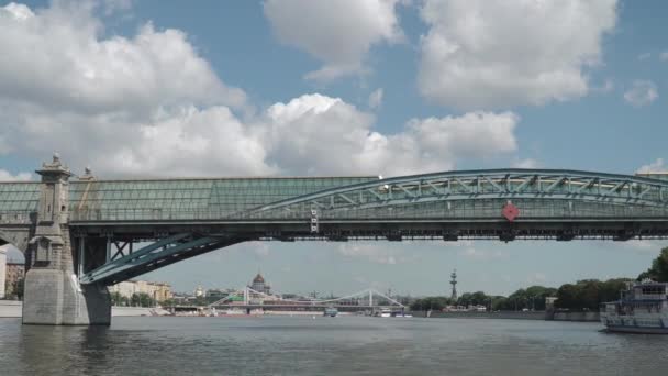 Vista del puente Andreevsky desde el barco de recreo — Vídeo de stock