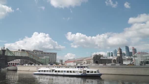 Uitzicht op de Bohdan Khmelnitsky Bridge en Kievsky treinstation vanaf de plezierboot — Stockvideo