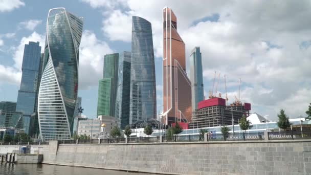 Vue des gratte-ciel de Moscou depuis un bateau de plaisance — Video
