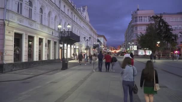 Bolsjaja Pokrovskaya Street in de avond — Stockvideo