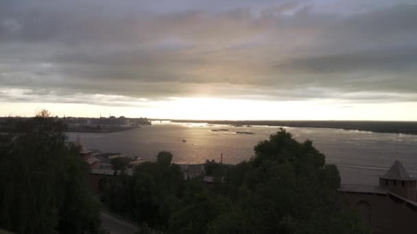 Utsikt över Volga och vallen på kvällen — Stockvideo