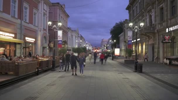 Bolshaya Pokrovskaya calle por la noche — Vídeo de stock