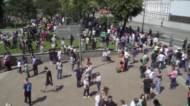 İzleyiciler ve askeri teçhizat geçit töreninden geliyor.