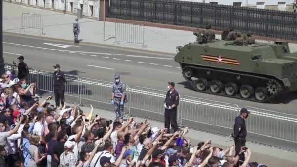 Espectadores e equipamentos militares que viajam do desfile — Vídeo de Stock