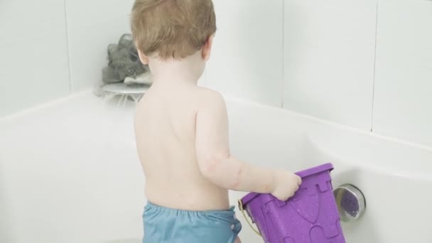 Kisfiú a fürdőszobában öntés — Stock videók