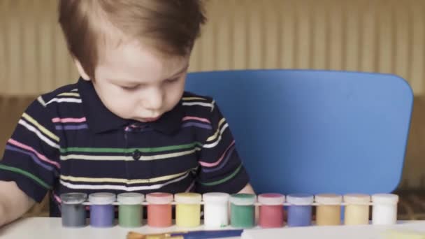 A kisfiú megtanul rajzolni. — Stock videók