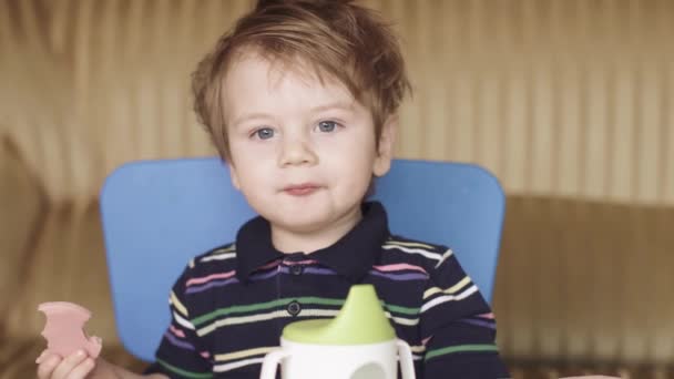 Niño bebe agua y come — Vídeo de stock