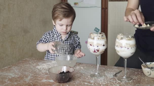 Pojkbarn hjälper mamma i förberedelserna — Stockvideo