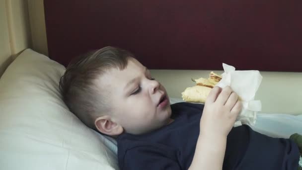 Chlapec jí shawarma na polici v autě — Stock video