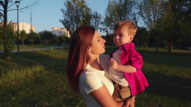 Anne kucağında bir bebekle