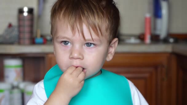 Мальчик ест вареную кукурузу — стоковое видео
