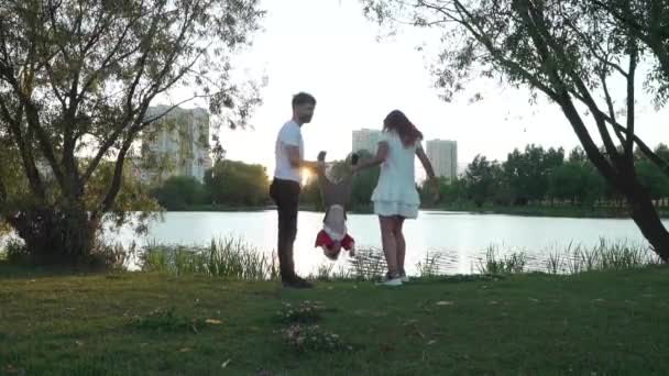 Una pareja casada con un hijo del sol poniente — Vídeos de Stock