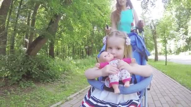 Mama i córka w wózku — Wideo stockowe