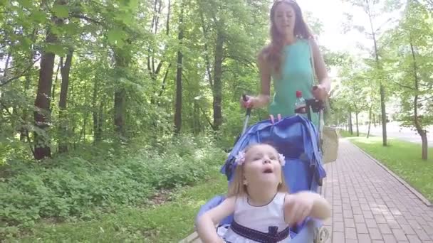 Mãe e filha em um carrinho — Vídeo de Stock